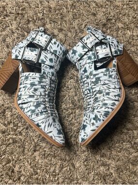 Gianni Bini White Floral Pointed Western Ankle Boots Women’s Size 6.5